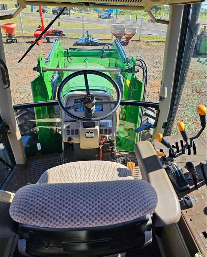 Trator John Deere 6130j